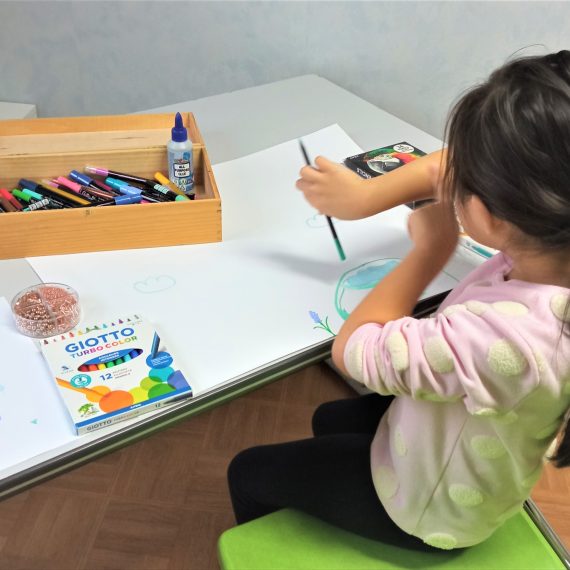 un enfant en train de dessiner pendant sa séance d'Art Thérapie